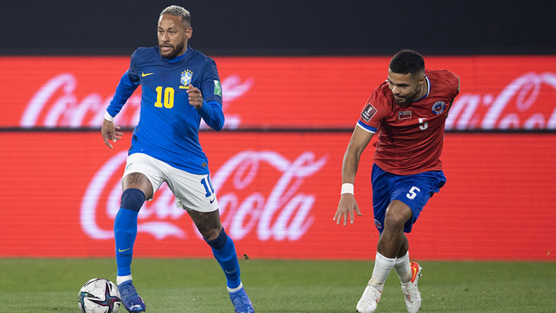 Neymar Jr (10) terlihat kegemukan saat memperkuat Brazil melawan Cili dalam Kualifikasi Piala Dunia 2022.